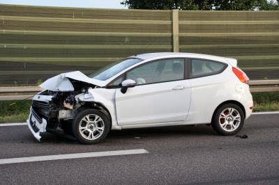 Koengen: Auto landet nach Kollision auf dem Dach